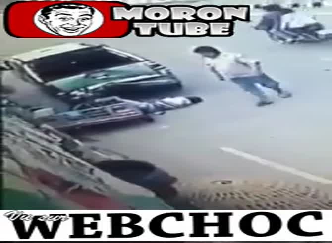 Video :Motorcyclist killed after violently crashing into the back of a vehicle